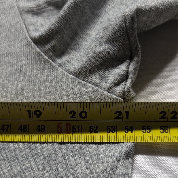 Uniqlo Gray Short Sleeve Tee - Picture 5 of 6